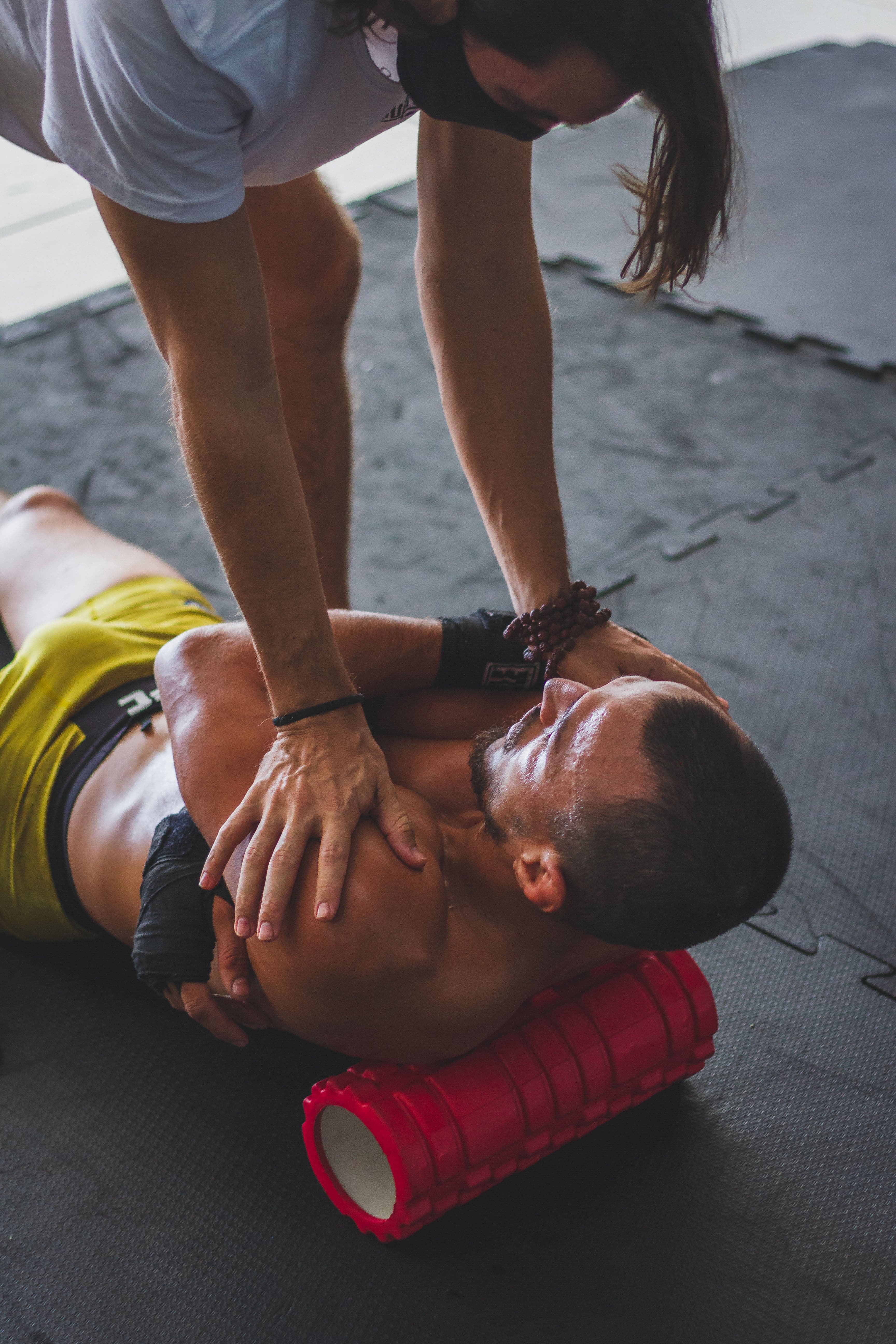 Trabajo manual de recuperación con un deportista recostado
